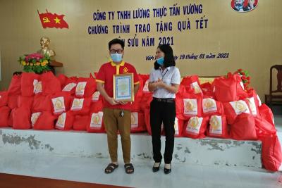 MỪNG XUÂN TÂN SỬU 2021: Tấn Vương trao quà Tết tại vùng nguyên liệu tỉnh Cà Mau và Kiên Giang